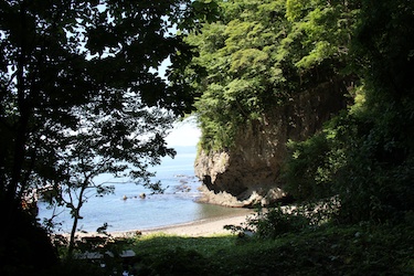 細道の末端から海岸を